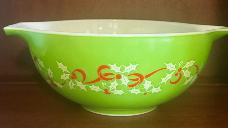 Kırmızı ve beyaz kutsal tasarımlı yeşil Pyrex kase.