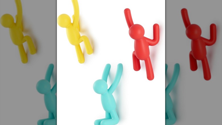 Çok renkli Umbra Buddy Duvar Kancaları sergileniyor.