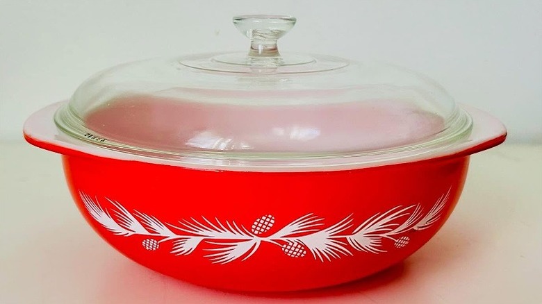 Beyaz çam iğnesi ve koni tasarımına sahip Pyrex tatil güveci