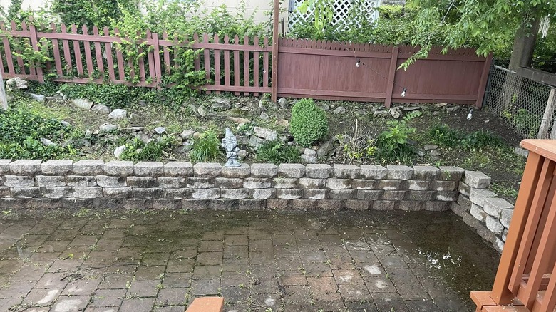 Avluda taş duvar dibinde biriken su