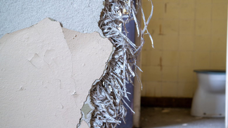 Asbest dolgulu bir apartman dairesinde eski bir duvar