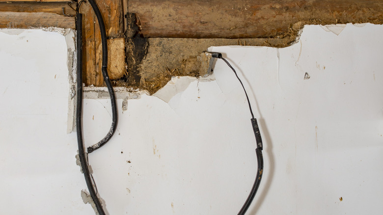 Duvardan sarkan açıkta bir elektrik teli