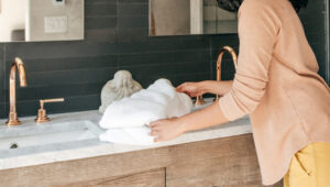 Etkileyici Bir Kendin Yap ile Sevimli Banyo Deposu Yapmak İçin Boş Bant Rulolarını Kullanın