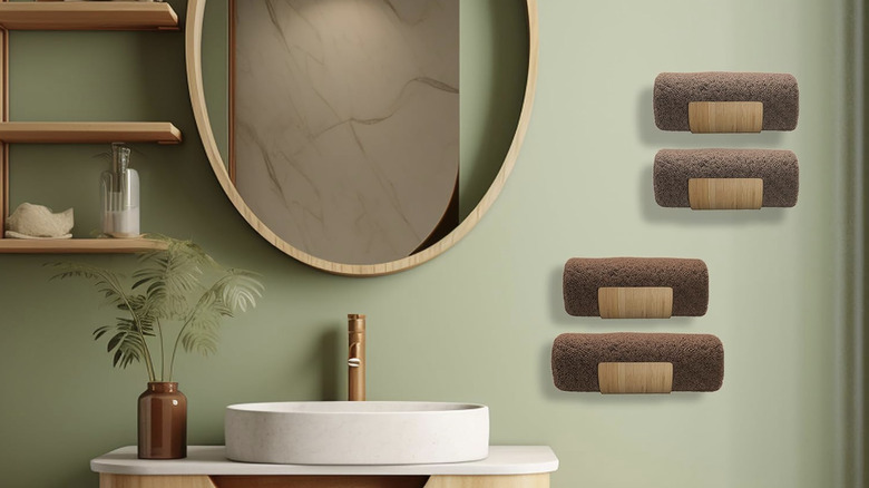 Modern bir banyo lavabosunun yanına monte edilmiş dört adet bambu havlu tutucu