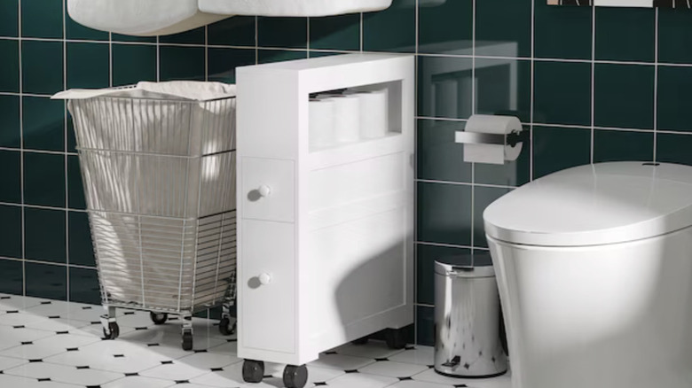 Banyo ortamında tekerlekli ince banyo dolabı