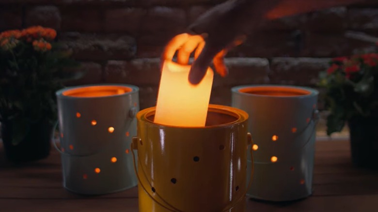 LED mumu DIY fenerine koyan kişi