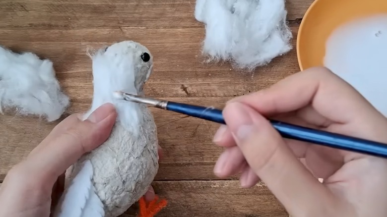 Pamuğu yırtık katlar halinde yapıştırarak kuşa eklemek.