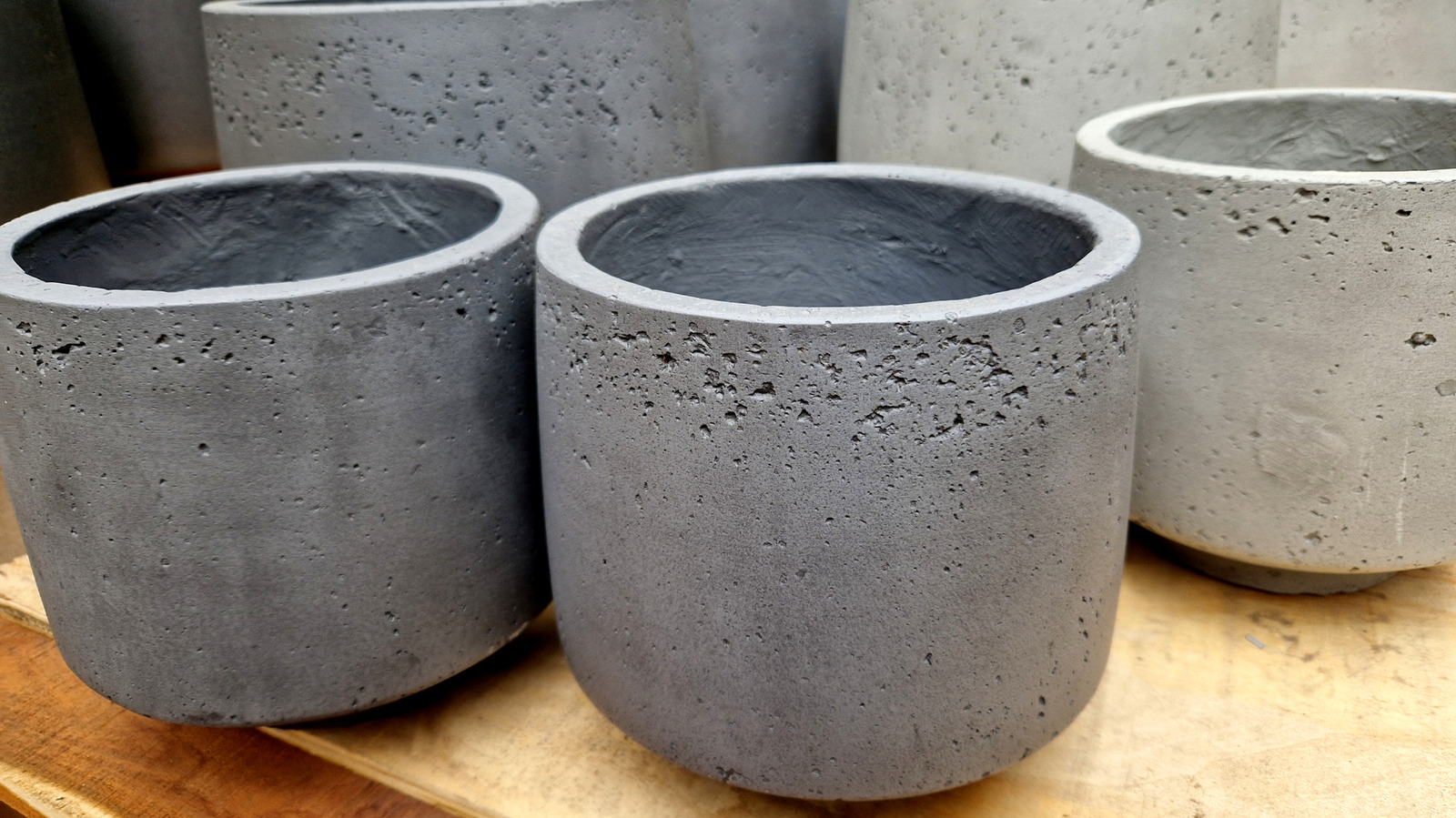 Etkileyici Bir DIY ile Uzun Saksılar Yapmak İçin Çimento ve Çamaşır Sepeti Kullanıyor