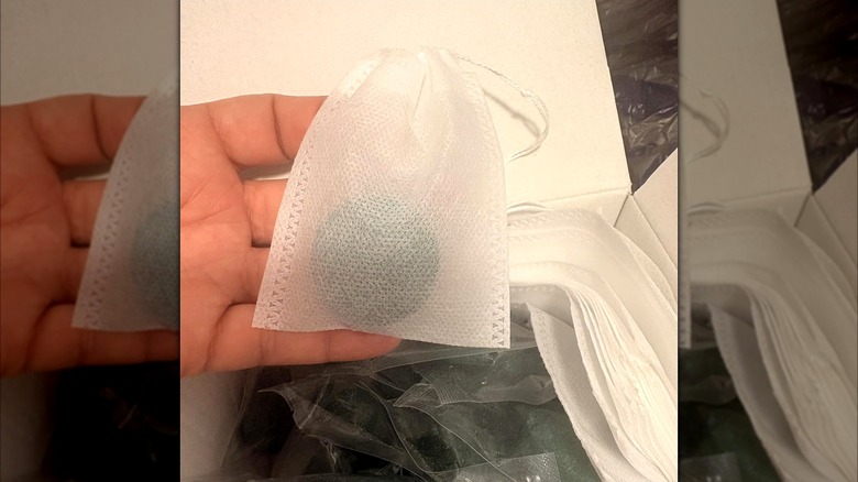 Örgü çantasındaki ROTIAH kovucu tabletin yakından görünümü