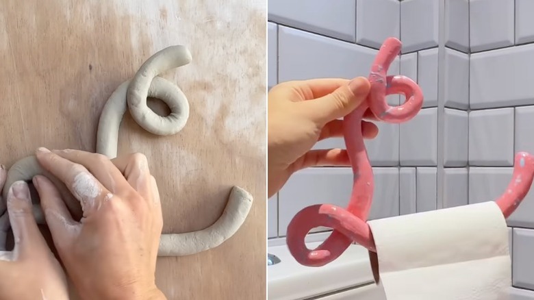 İki el, beyaz metro döşemeli banyo duvarının üzerinde kilden yapılmış L şeklinde bir tuvalet kağıdı rulosu tutacağını tutuyor.