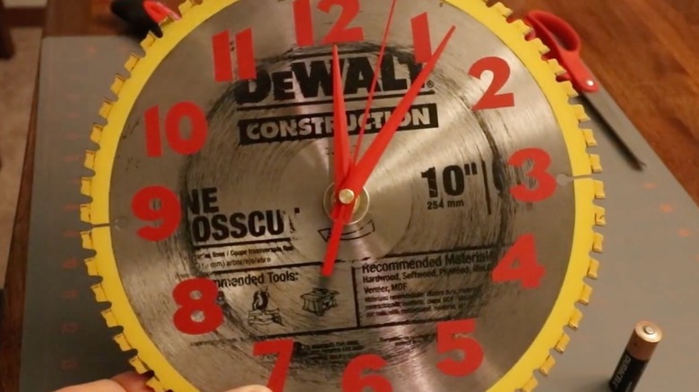 Bir DeWALT testere bıçağı saati.