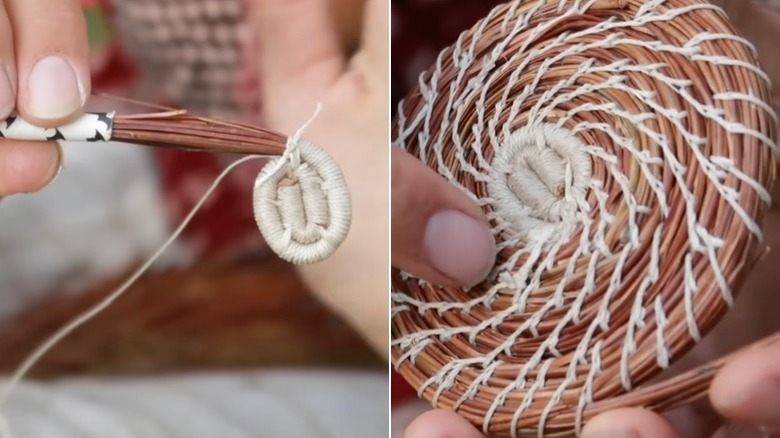 Çam iğneleri ve iplerden yapılan yiyecek toplama sepetinin tabanını bir kişi örüyor.