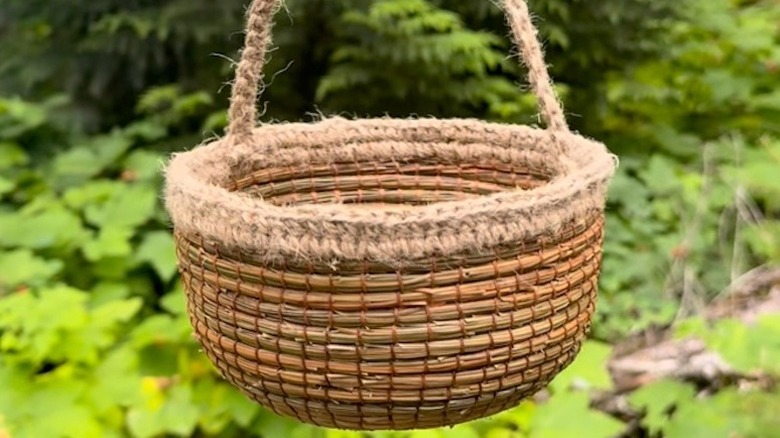 Çam iğneleri ve jüt sicim tığ işi kullanılarak yapılmış bir DIY yiyecek arama sepeti.