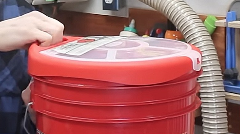 Bucket Boss kova düzenleyicisinin ve 5 galonluk kovanın üzerindeki koltuğun yakından görünümü