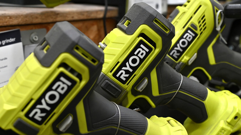 Ryobi matkapları bir mağazada satışa sunuluyor