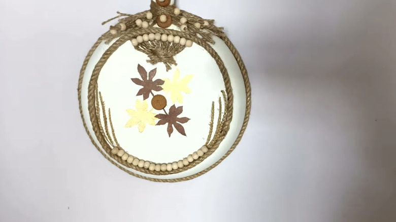 Duvara asılı bir kızartma tavasından yapılmış çanta tutucusu
