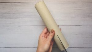 Masanıza Şık, Yivli Bir Vazo Yapmak İçin Eski Kağıt Havlu Rulolarını Kullanın