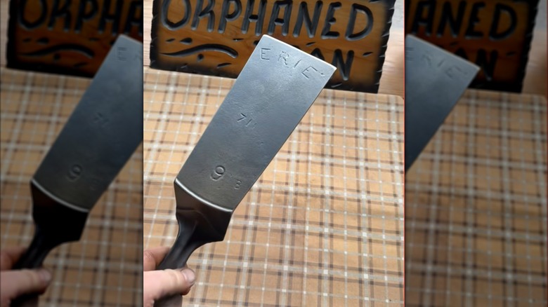 Tavadan yapılmış dökme demir spatula