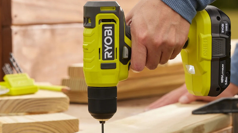 Bir ağaç işleme projesinde Ryobi ONE+ 18V Kablosuz 3/8 inç Matkap/Sürücü kullanan bir kişi