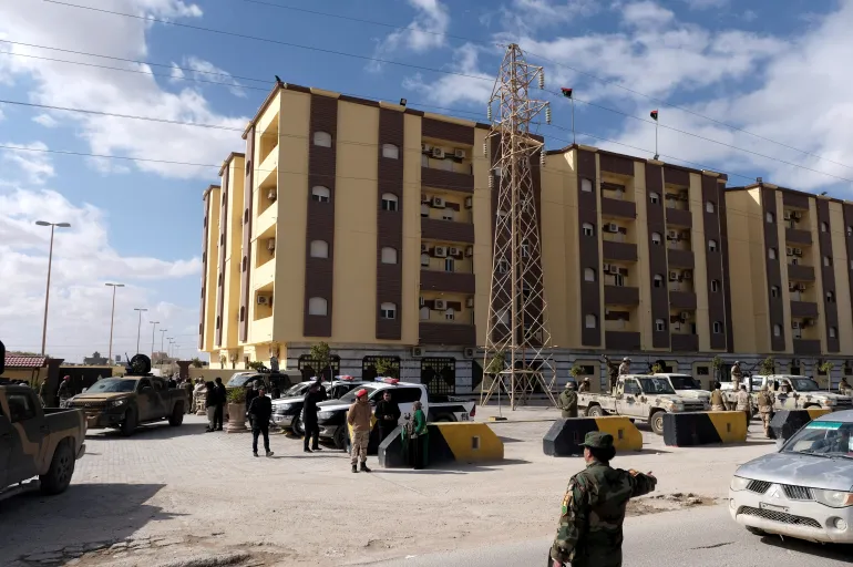 Libya'nın Tobruk kentinde güvenlik güçleri parlamento binasının önünde nöbet tutuyor